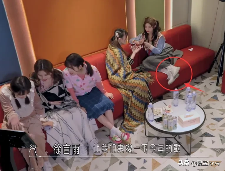 鞠婧祎同姐妹换上睡衣，但不愿意换鞋子，看清鞋子款式后明白了