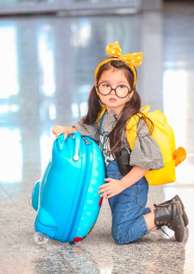 阿拉蕾近照，小胖妞出落成大姑娘了，长高变美越来越有明星范儿了