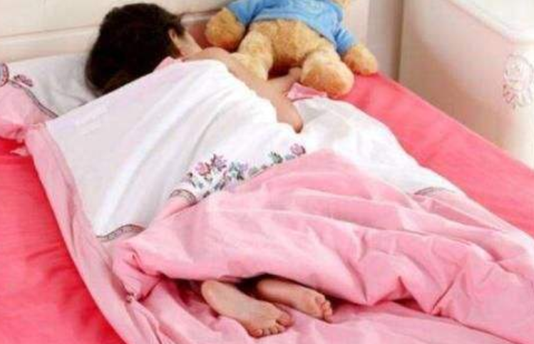 从小枕着枕头睡觉的孩子，和从不睡枕头的孩子，长大后差距很明显