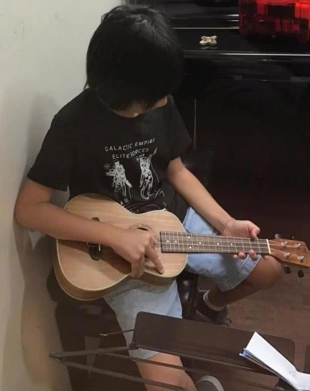 林志穎大兒子暴風抽高，11歲Kimi身高與爸爸只差一個手機