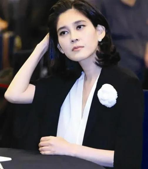 李富真爱上大2岁保安被勒索12万亿禁药成瘾141亿给前夫