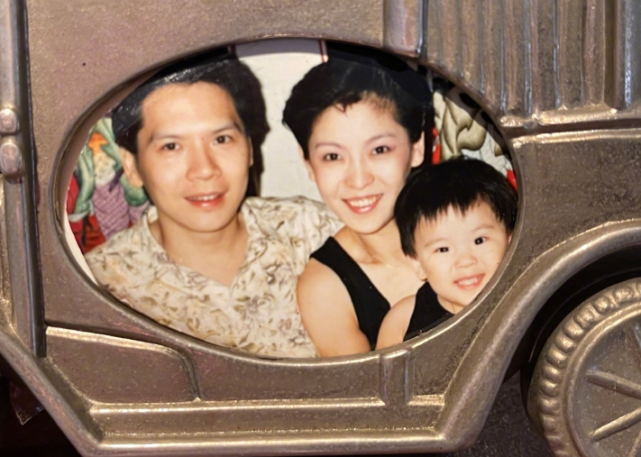 向佐父亲节晒家庭合照，与郭碧婷和女儿依偎，小奶皇正脸像妈妈