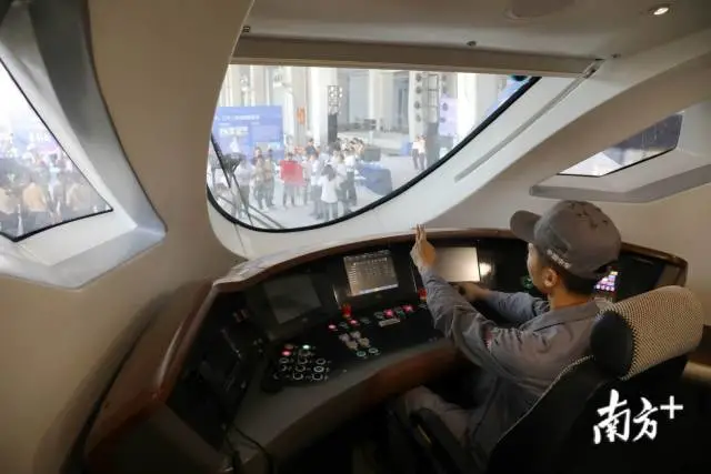 对标“复兴号”！中国最高时速地铁在广州首次亮相
