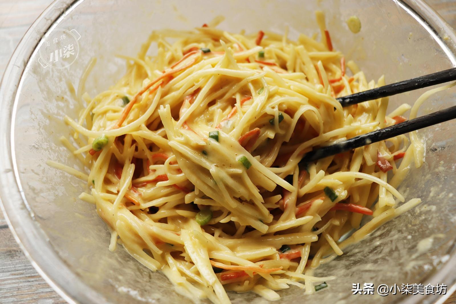 土豆絲別炒著吃了，打入2個雞蛋，5分鐘解決全家人早餐，太香了