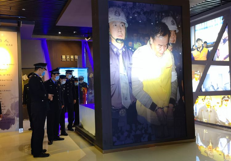 西安公安高陵分局办公室组织全体民警参观区廉政教育基地
