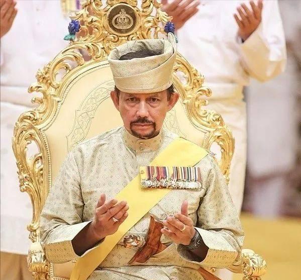 Brunei's most moat king uses a golden toilet to install air