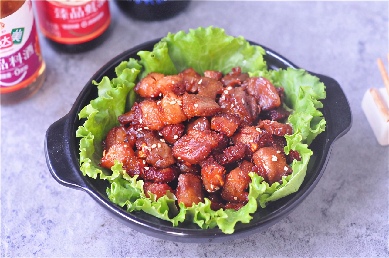 我家五花肉从不红烧，淋一勺酱油，不炒也不炖，一大盘不够吃