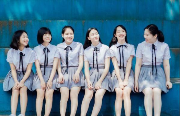 大学生“JK毕业照”走红，满屏大长腿引人羡慕，评论区却一片骂声