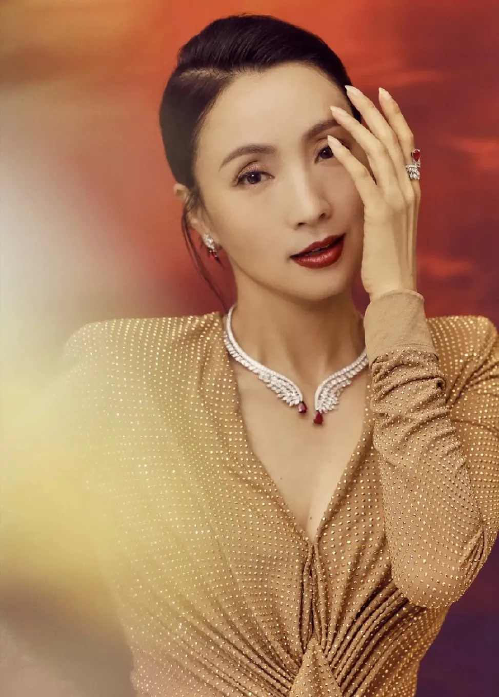 陶红穿连衣裙参加时尚派对,简直就像一条金色的“美人鱼”