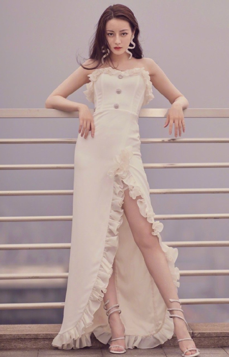 热巴的脚有多小？看清她穿高跟鞋时的大脚趾头