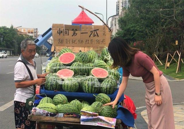 西瓜“成灾”，2毛钱一斤卖不动，但是消费者却吃不起，为何？