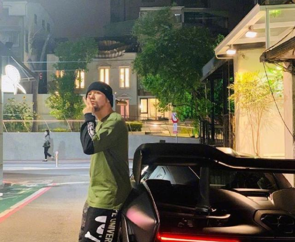 周杰伦深夜弹钢琴被指扰民，霸气回应：我家没邻居，谢谢