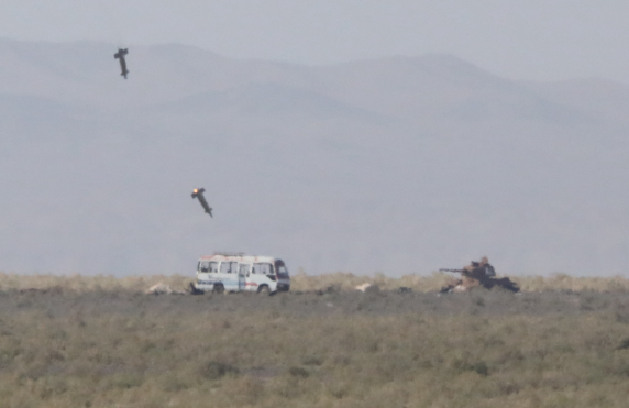 炸完飞机炸面包车：中国空军终于也土豪了一把