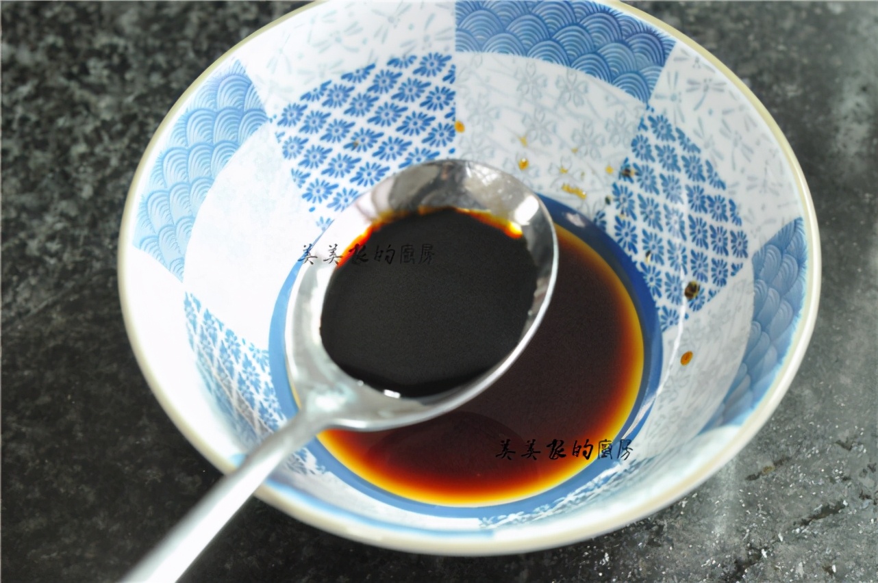 把整條魚扔進電飯鍋裡，不加油不放水，一周吃6次，餐餐都光盤