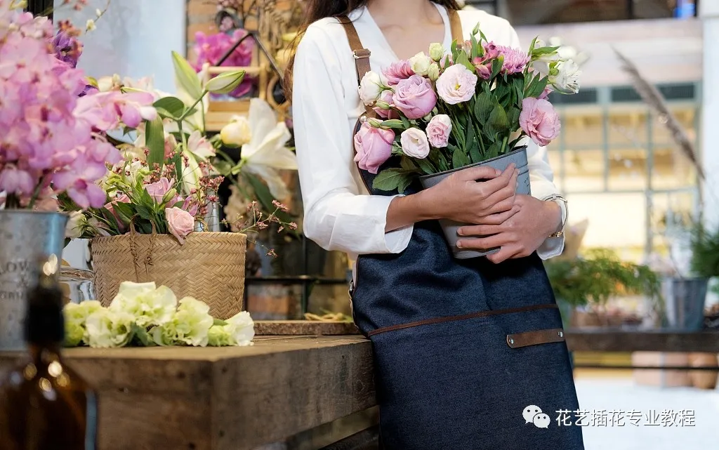 县城开花店一年能赚多少钱(县城开花店一年能赚多少钱啊)