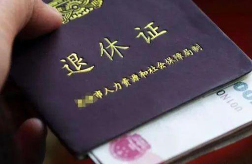 有三十萬存款的老人，和每月兩千退休金的老人，哪個活得更舒坦？