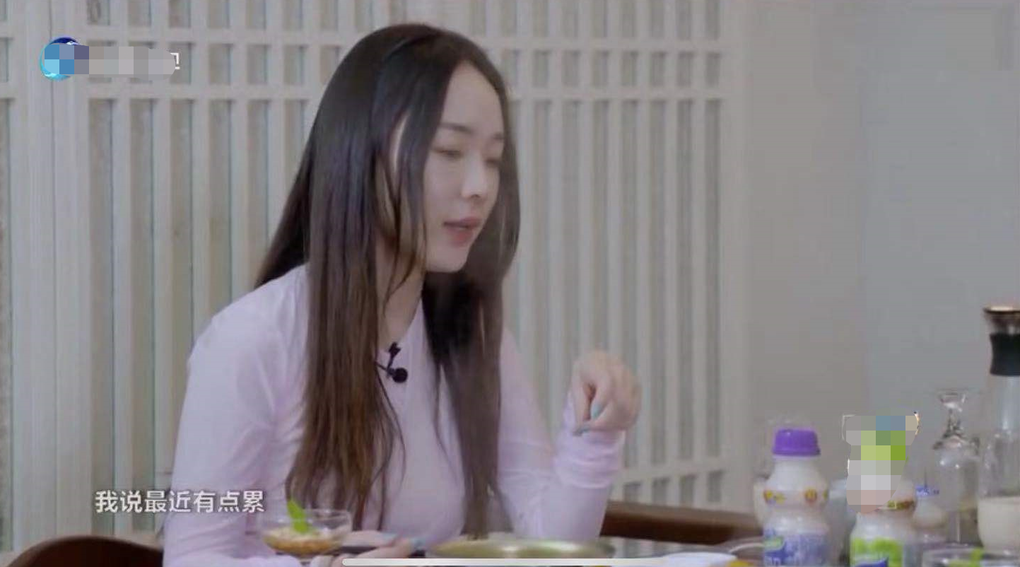 霍思燕室内抽烟被拍，40岁不修边幅姿势老练，烟