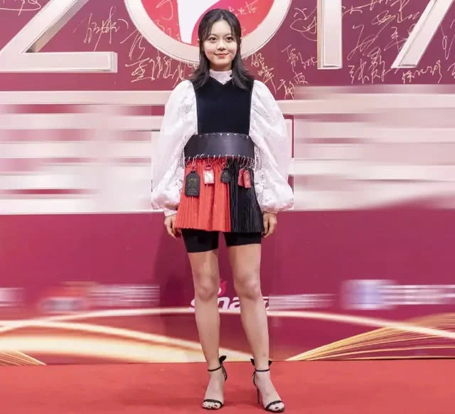 明星离开精修，刘诗诗眼角纹明显，林允胖了一