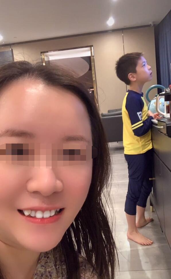 網友偶遇霍思燕杜江衝浪，嗯哼赤腳玩，粉絲被問小女孩說“三不”