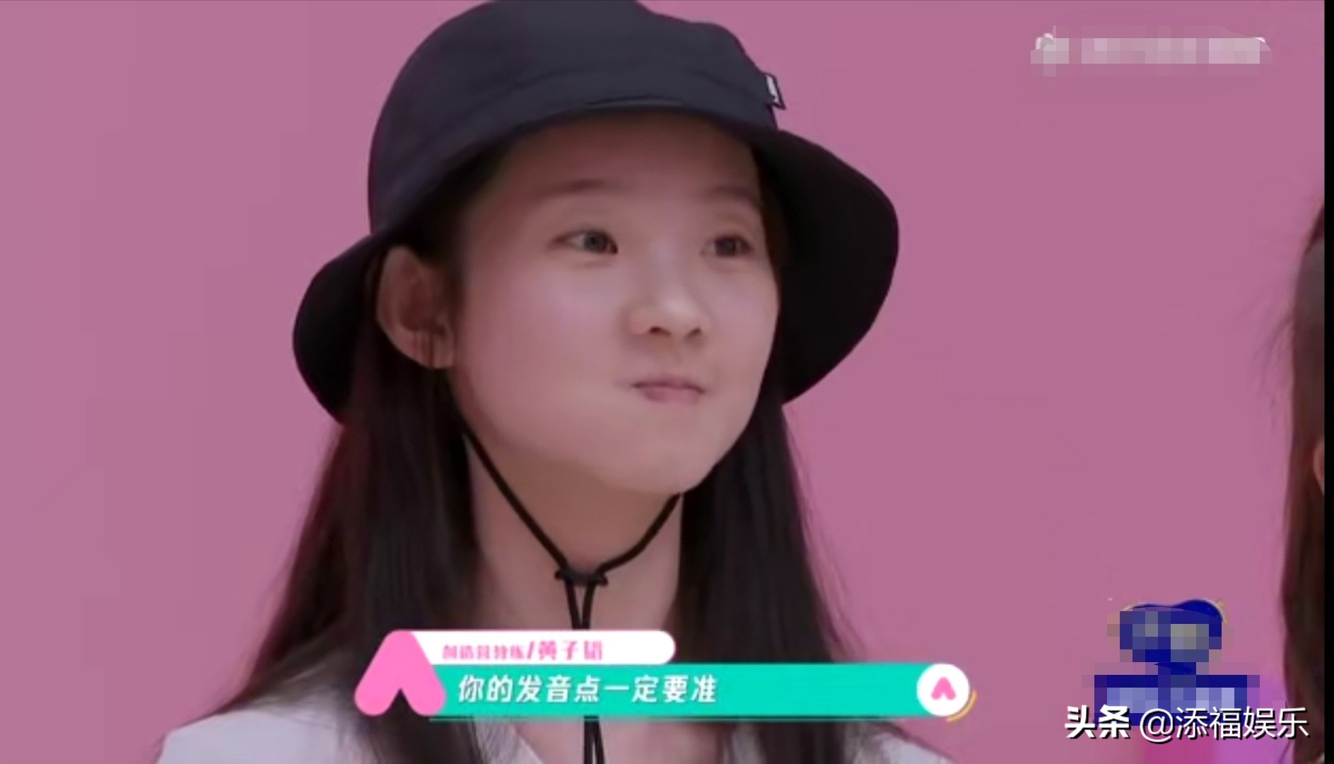 黄子韬说张艺凡唱歌像蚊子叫，镜头特写到她的手，也太可爱了吧