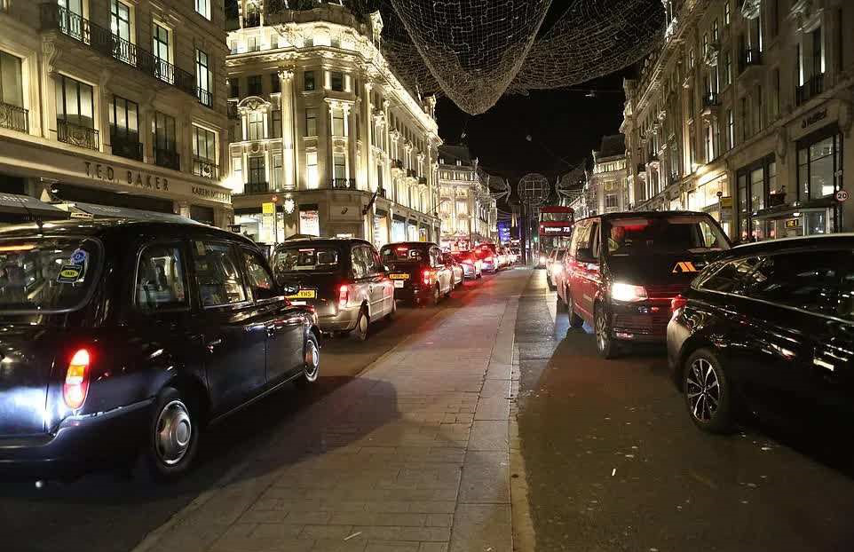 现实版大逃亡？欧洲多国封城：英国司机连夜出城，汽车排起长龙