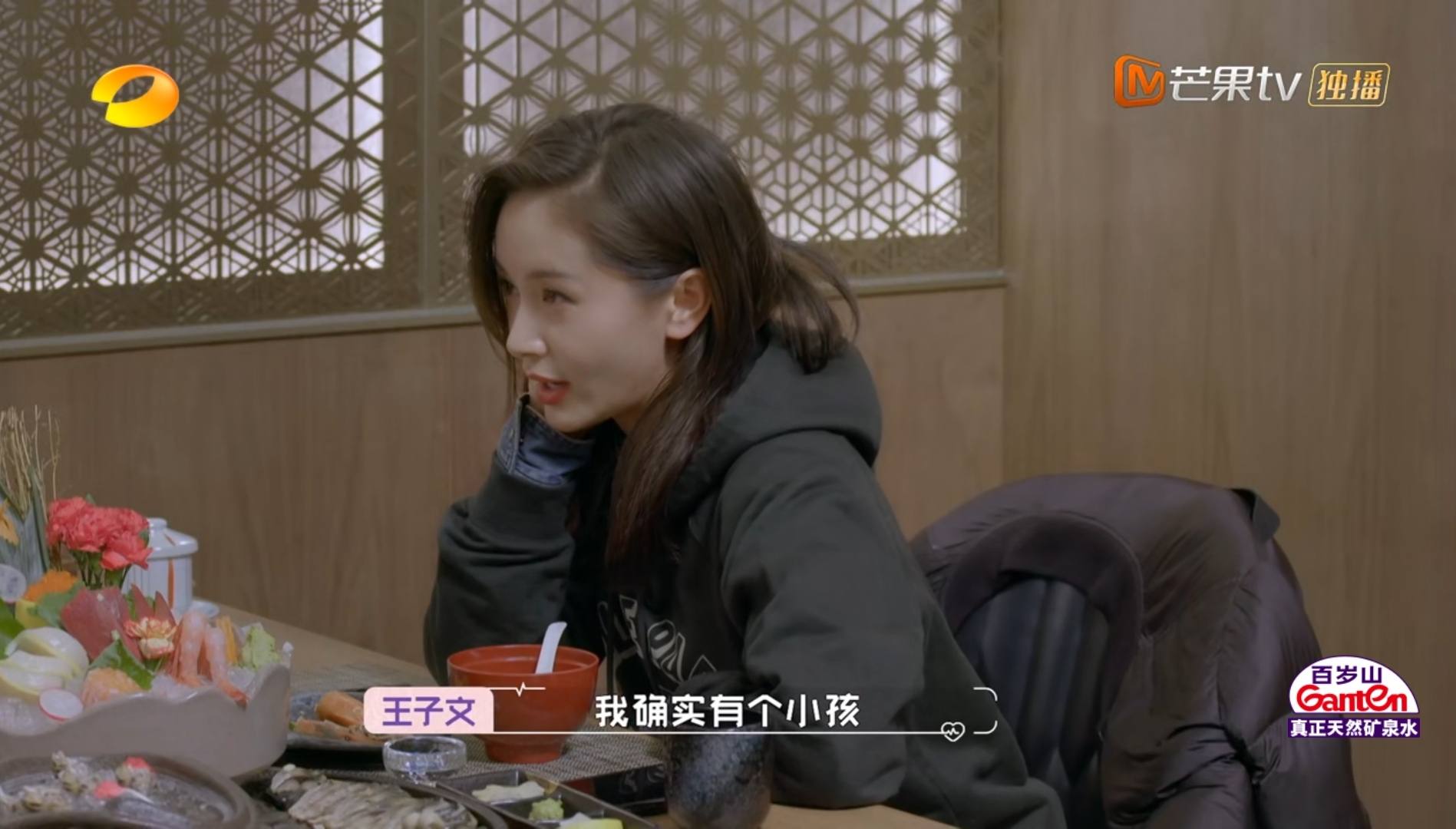 一直被偷拍，却从未回应：王子文突然承认有儿子，勇气从何而来？