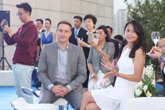 42岁马雅舒夫妻同框，穿白裙与富豪老公配一脸，混血儿女颜值逆天