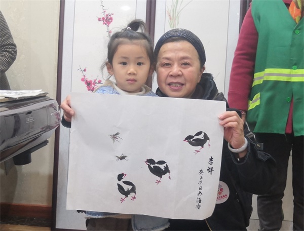 淮安：企业、画院在“志愿者日”携手开展书画赠百姓活动