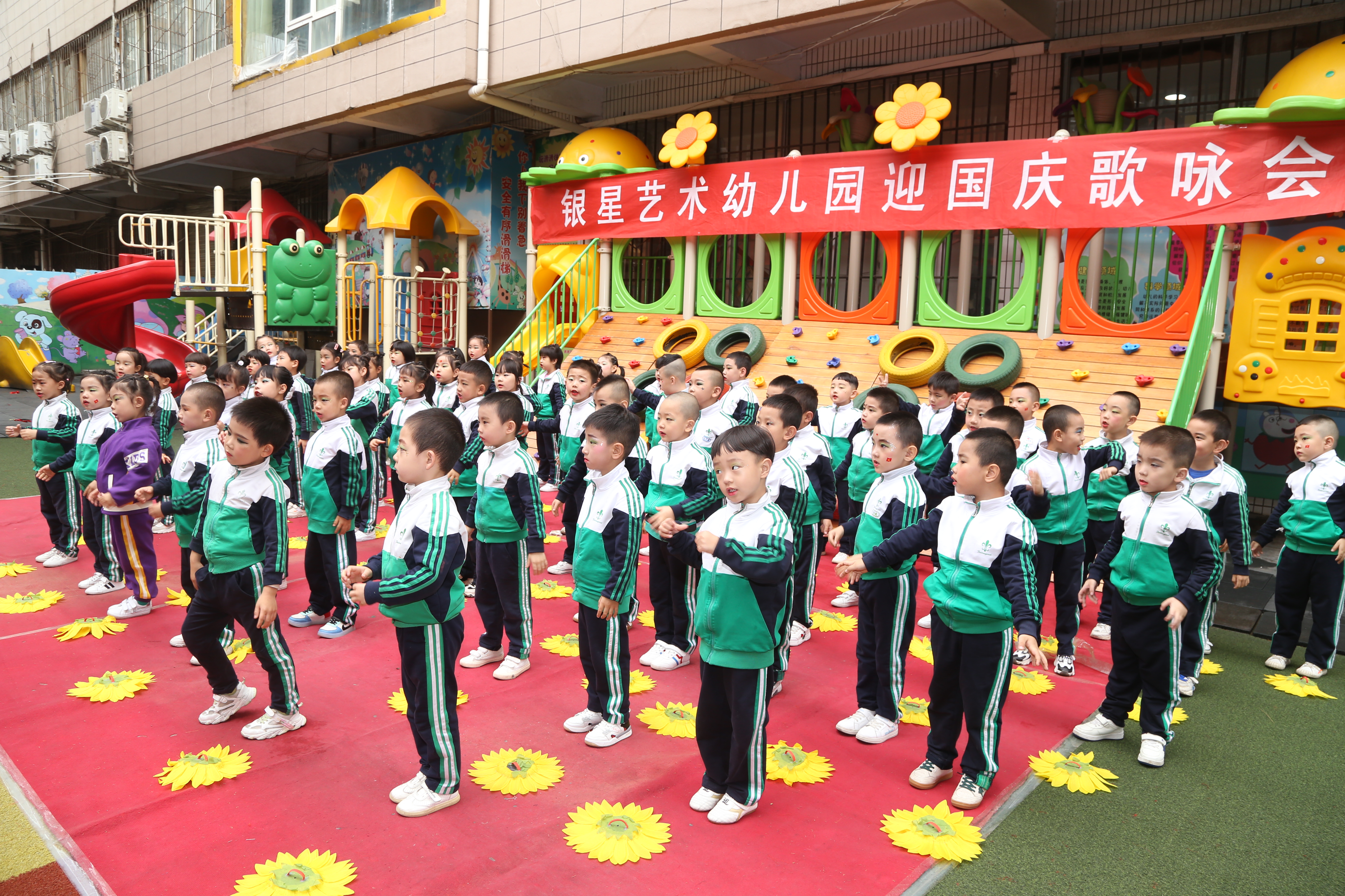 平凉银星艺术幼儿园举办歌咏汇演迎“双节”