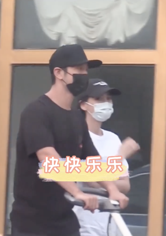 黃曉明一家三口罕見同框，帶小海綿看病后買雪糕，畫面幸福溫馨