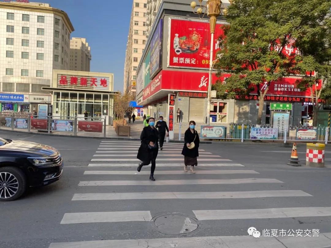 @所有人 机动车礼让行人≠行人可以乱穿马路