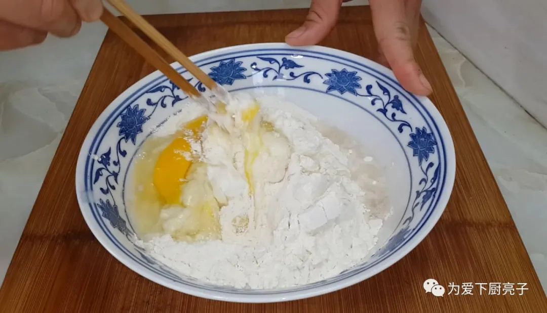 烙千層餅時，切記不要放小蔥，教你一招柔軟勁道，吃著真過癮