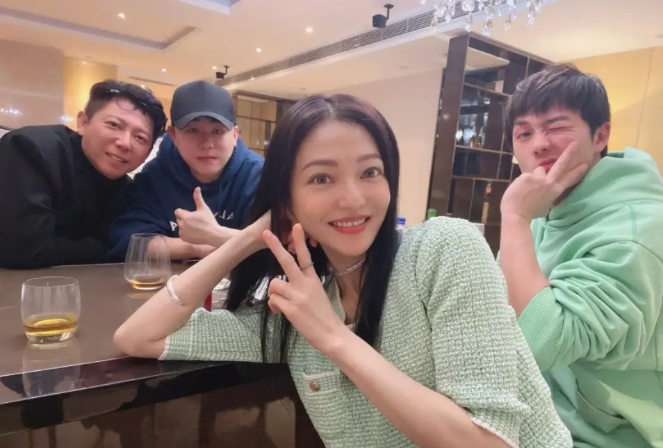 愚人节吃瓜真假难辨：2人官宣恋情，3人分手婚变