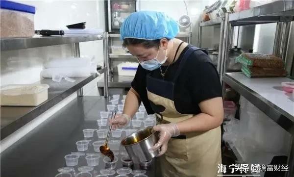 90后美女卖凉皮，配料独特，两月开上宝马，3年