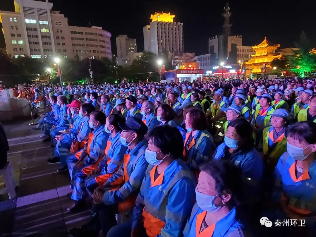 甘肅首部環(huán)衛(wèi)題材電影《天水無塵》在龍城廣場舉行公映