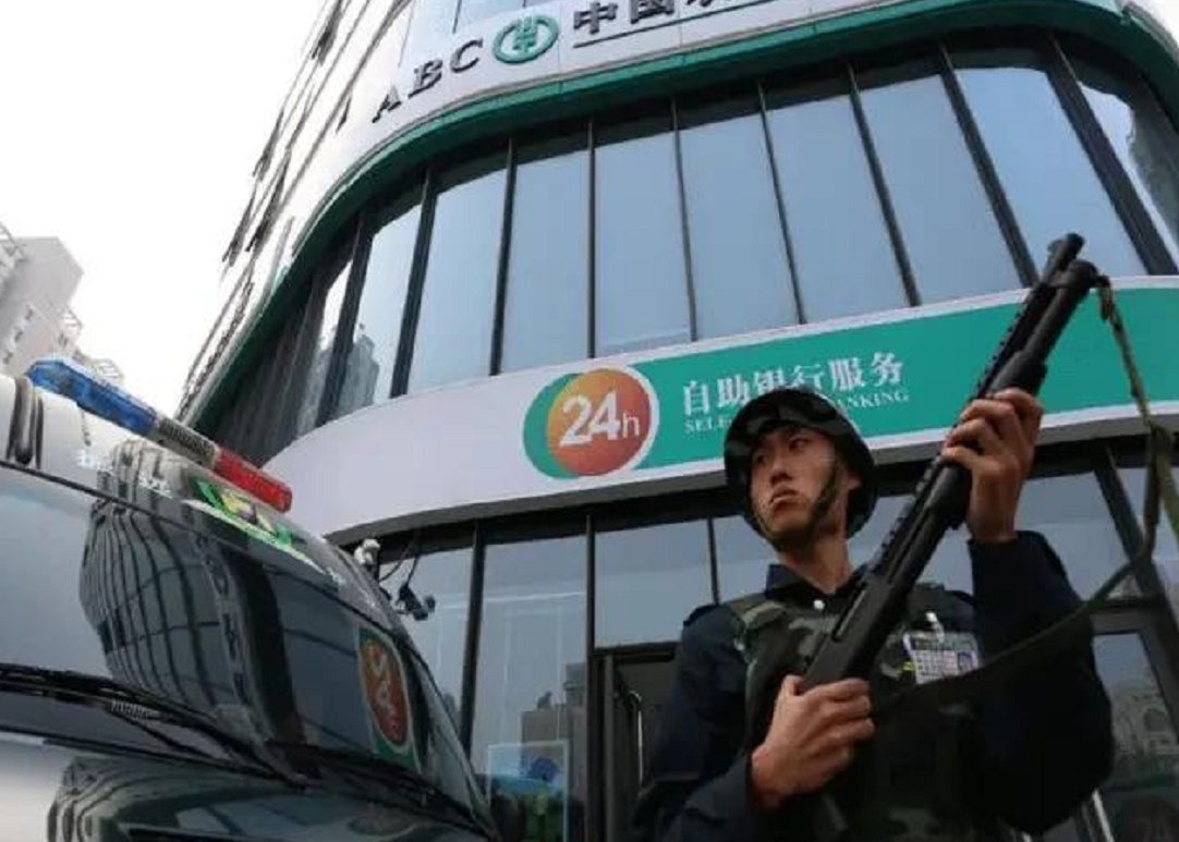 运钞只是使用霰弹枪，试卷却直接步枪押运，难