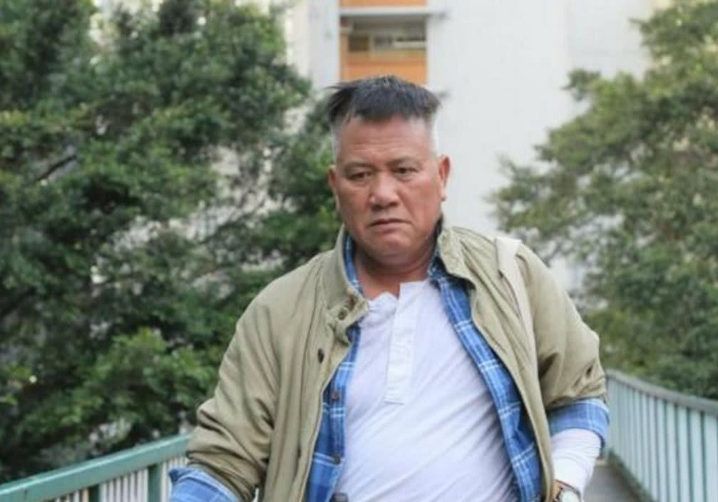 万梓良的不幸史：从影帝到街头"卖丑"，