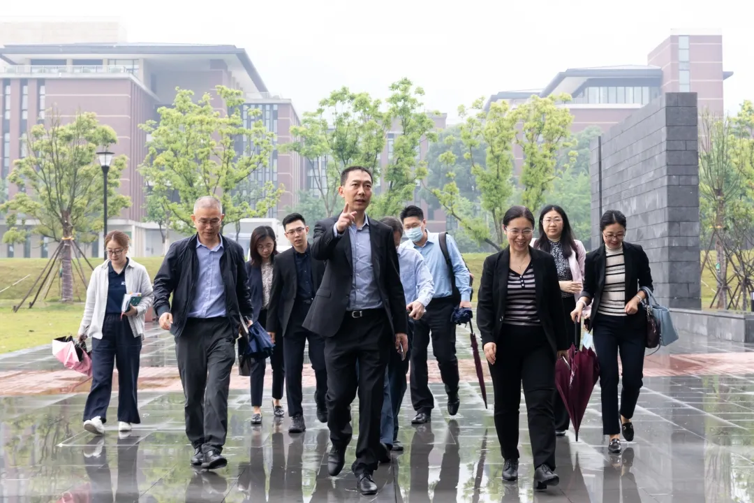 广州市教育局局长陈爽一行来访我校