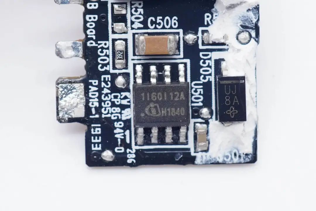 华硕最强游戏本标配300W电源，内置4颗氮化镓，内部结构揭晓