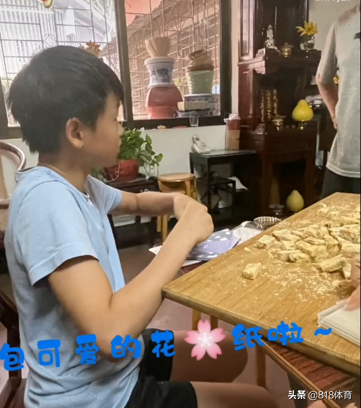 亲闺女！何教练带全红婵回自己家过节，小红跟着师母第一次做蛋糕