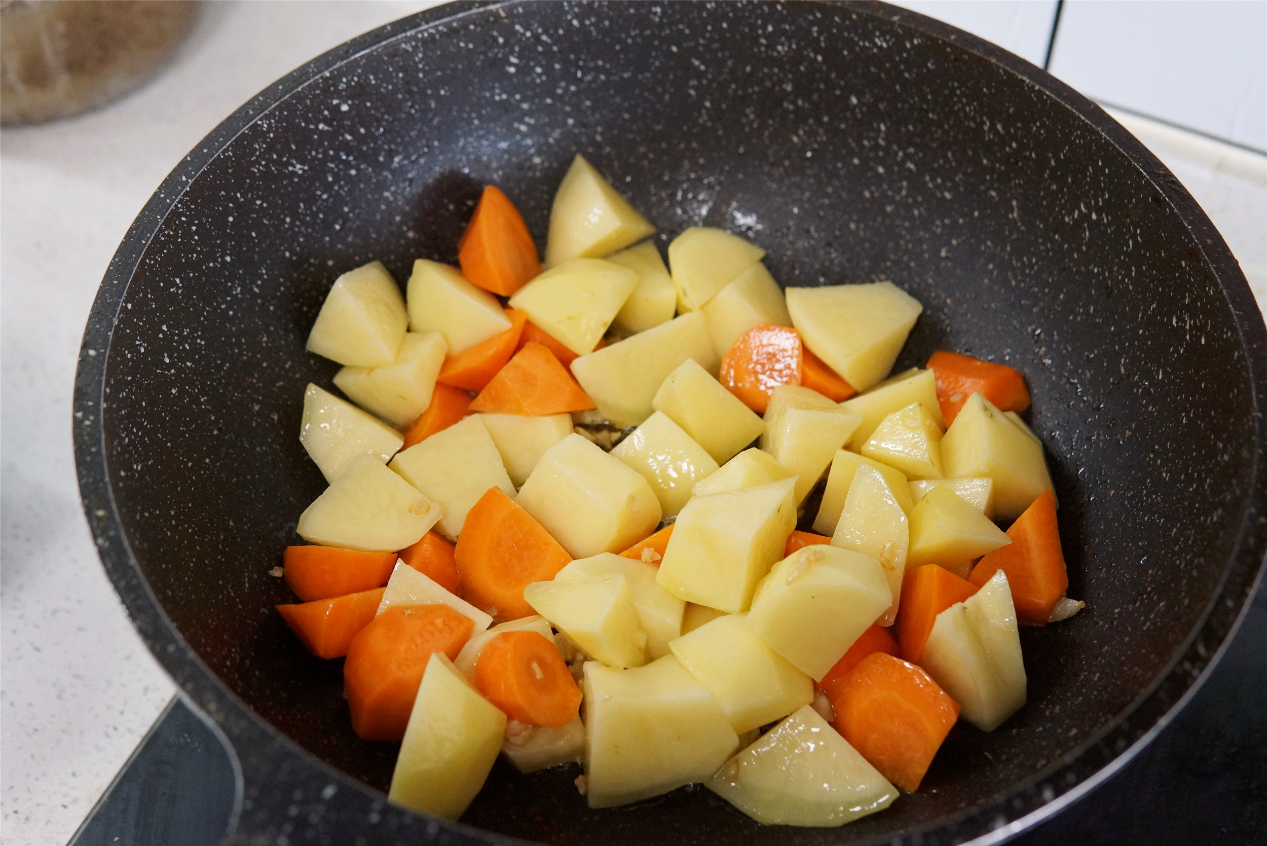 天太熱，做了一鍋“土豆燜飯”，飯菜一鍋出，省事簡單，老香了