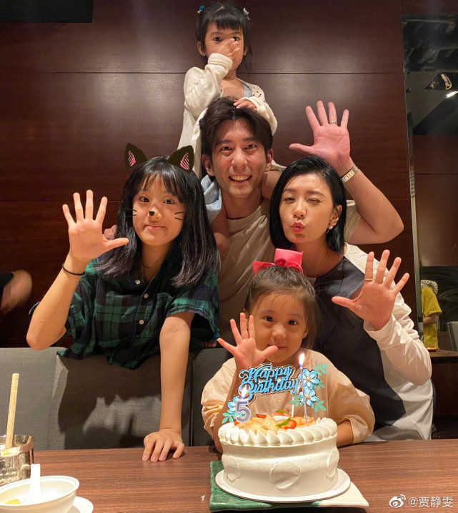 太可愛！ 賈靜雯女兒咘咘波妞餐桌上pk鬥雞眼，波妞完美承包笑點