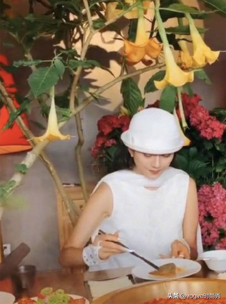 戚薇发文力挺杨丽萍：时至今日，还把女人当生