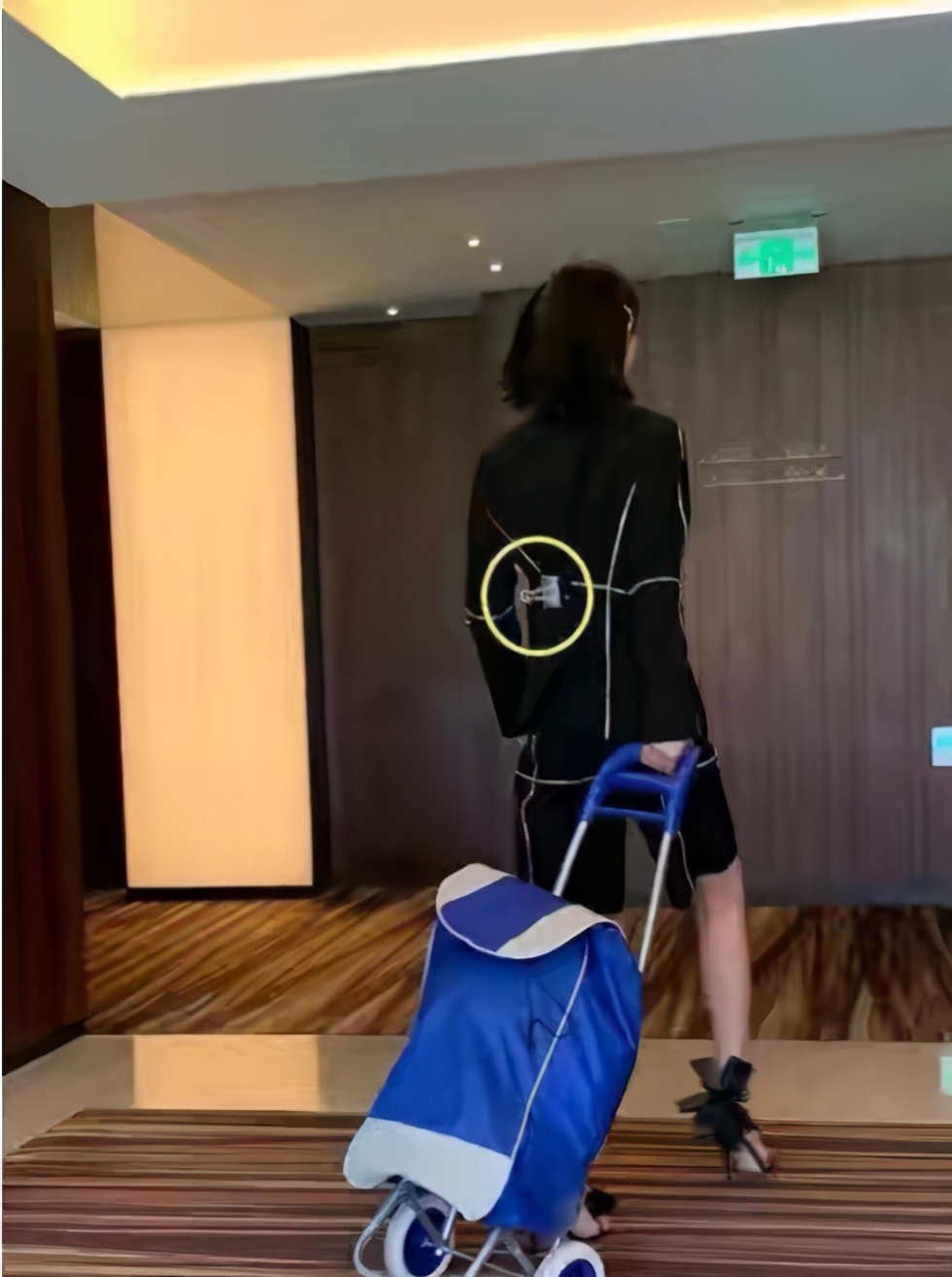 王思聪前女友家中热舞，腰太细裤子拿皮筋勒住