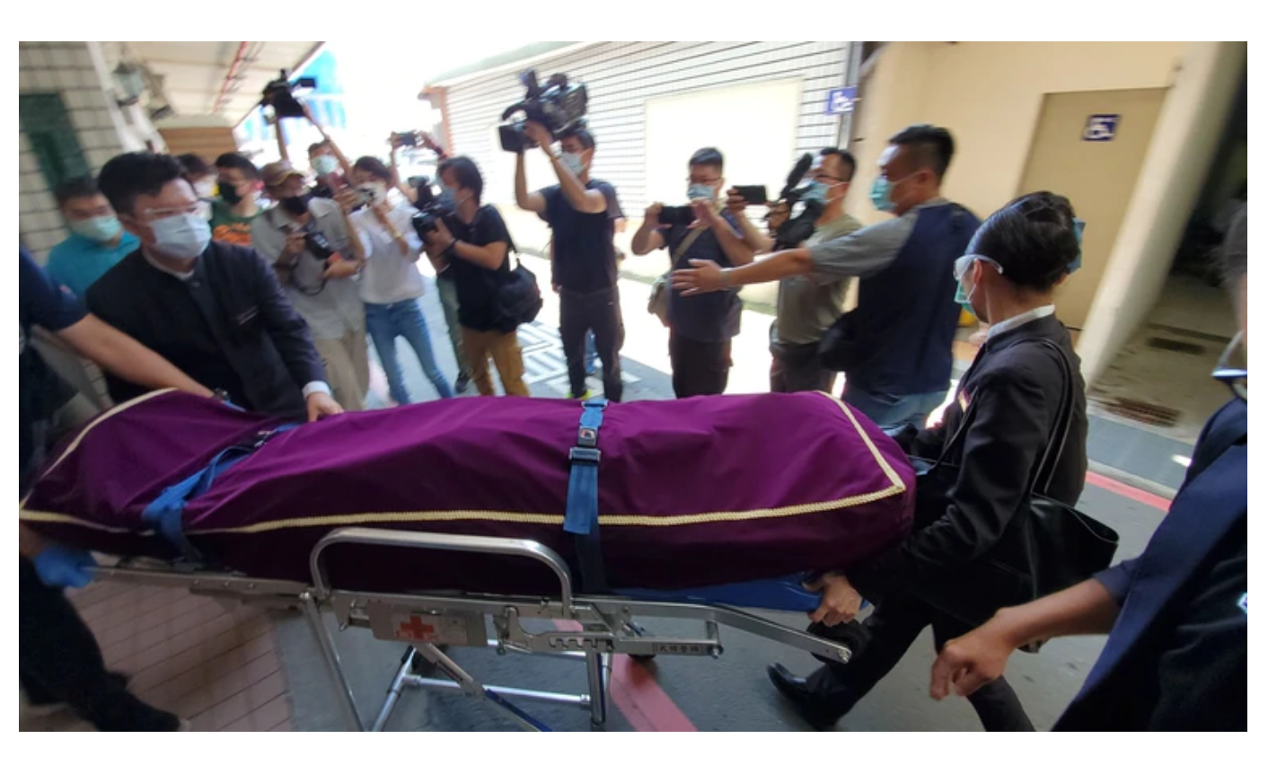 68岁视帝猝逝后太混乱！记者与保安爆冲突，妻子认领遗体崩溃痛哭