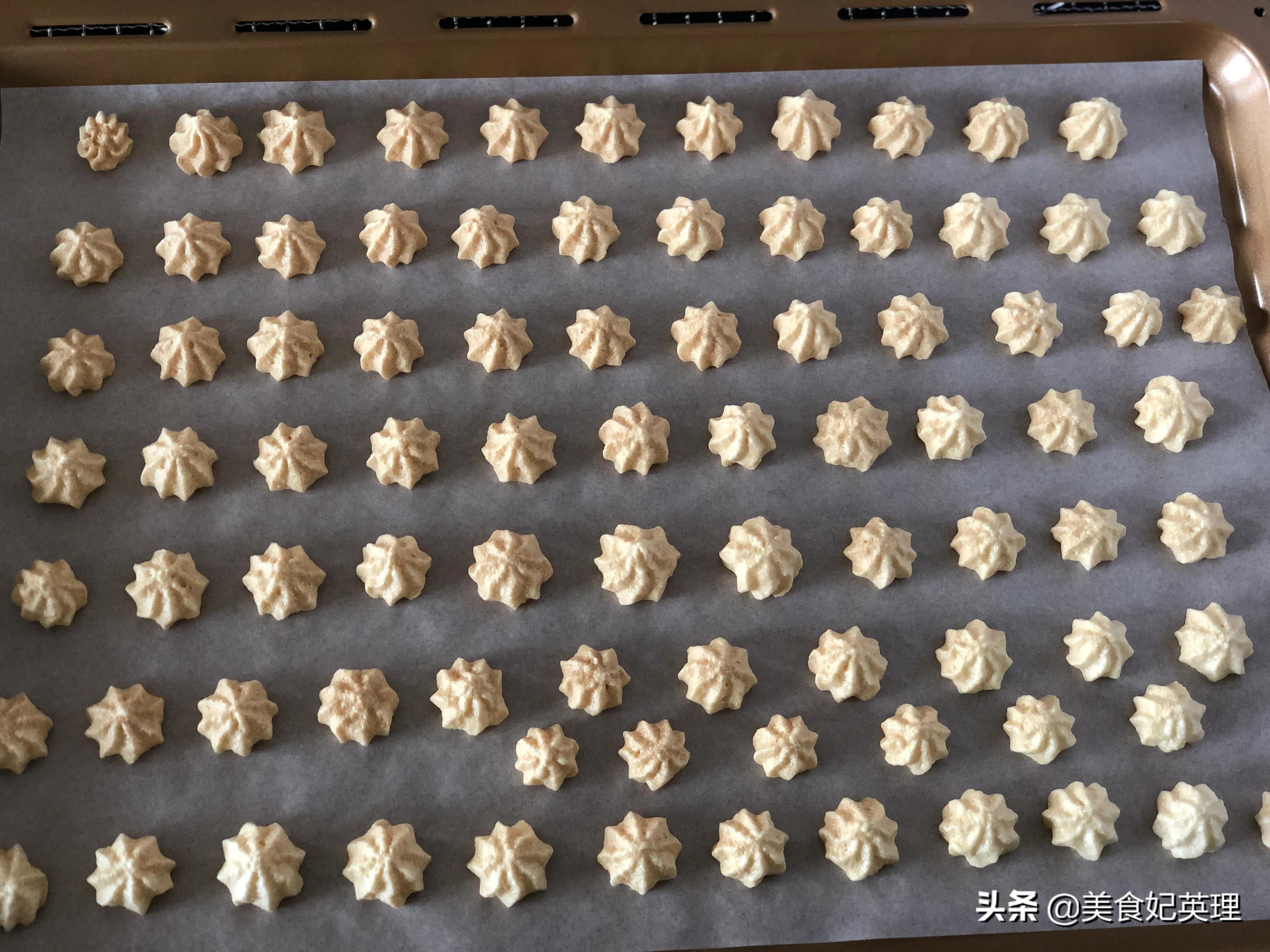 用蛋清做小零食简直太香了，两个蛋清做一堆！入口即化宝宝超喜欢