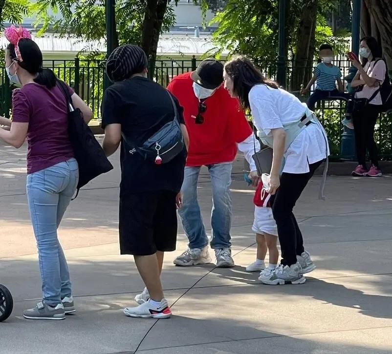 古巨基一家三口罕見出遊，公園自拍溫馨有愛，太太親力親為抱兒子