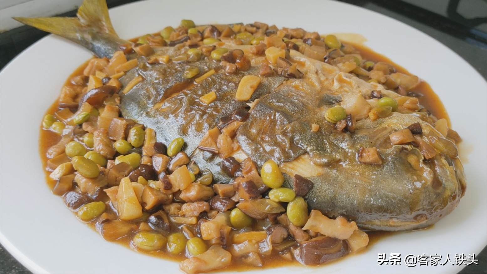 广东人吃海鲜有一套，这样搭配做一盘，上桌连汁都吃不剩，真下饭