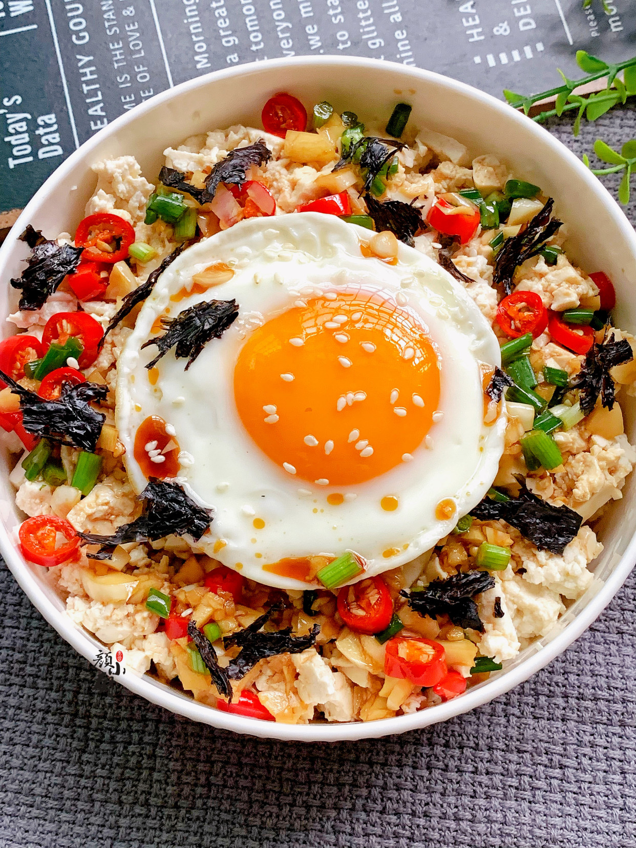 豆腐别再炖着吃了，教你懒人吃法，简单一拌，好吃到停不下来