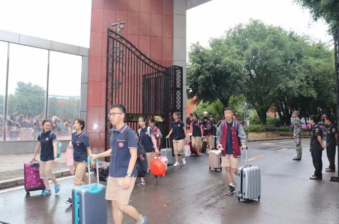 校服2400元22套学费1万每学期重庆八中初中校区解析贵吗